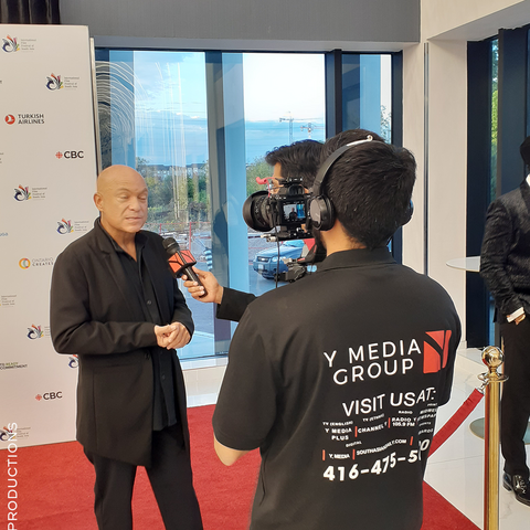 Entretien filmé avec la presse.