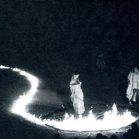 Juillet 1985, la pièce originale est jouée au 39e Festival d'Avignon.
Mallika Sarabahi et Vittorio Mezzogiorno.