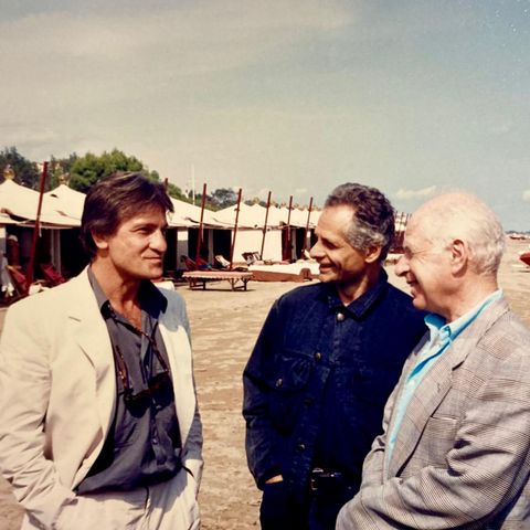 1989 – Le Mahabharata en compétition officielle au Festival du film de Venise.
Peter Brook avec Vittorio Mezzogiorno et Bruce Myers.