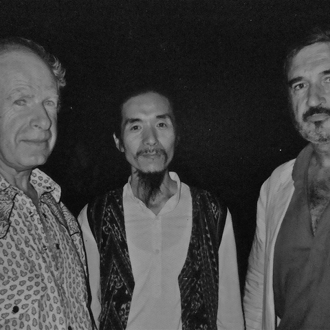 Juillet 1985, la pièce originale est jouée au 39e Festival d'Avignon.
Peter Brook avec Toshi Tsuchitori et Jean-Claude Carrière.