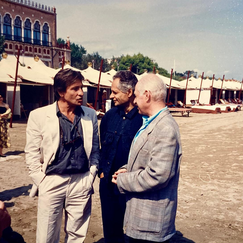 1989 – Le Mahabharata en compétition officielle au Festival du film de Venise.
Peter Brook avec Vittorio Mezzogiorno et Bruce Myers.