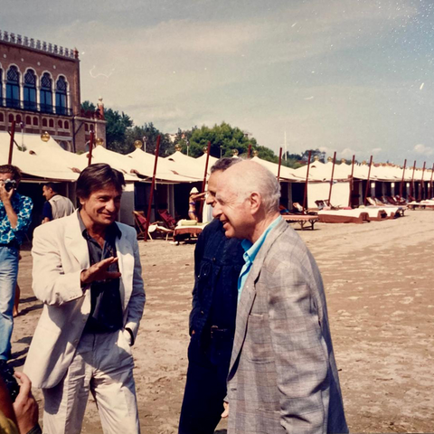 1989 – Le Mahabharata en compétition officielle au Festival du film de Venise.
Peter Brook avec Vittorio Mezzogiorno et Bruce Myers.