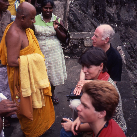 1984 – Voyage préparatoire pour Le Mahabharata, grottes d'Ajanta, Inde.
Peter Brook, Marie-Hélène Estienne et le jeune Simon Brook.