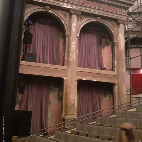 Ancien théâtre de vaudeville et de comédies musicales, le Majestic est spécifiquement rénové en 1987 pour accueillir le Mahabharata de Peter Brook, dans sa version de neuf heures. Pendant américain des Bouffes du Nord, le "Harvey" est connu de tous.
