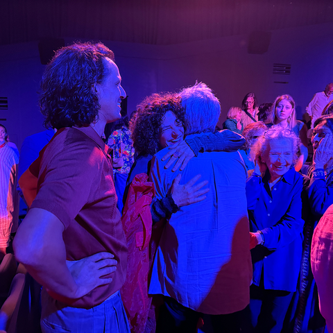 Réjouissance après la toute première projection de la version restaurée 8K : Corinne Jaber embrasse Georges Corraface sous les regards enjoués d'Antonin Stahly-Vishwanadan, Chloé Obolensky et Mallika Sarabhai.