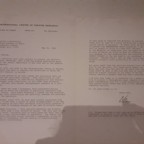 Lettre de Peter Brook à Harvey Lichtenstein soutenant la décision de ce dernier de rénover le Majestic Theatre, non seulement pour accueillir la production théâtrale du Mahabharata, mais surtout pour accueillir des productions du monde entier et ainsi redynamiser la scène théâtrale new-yorkaise.
Exposition à la Brooklyn Academy of Music (BAM), 2025.