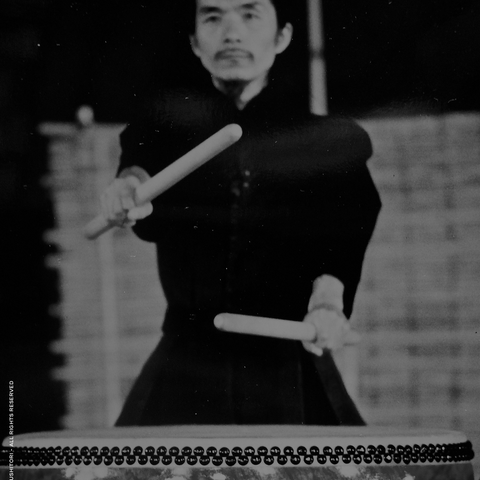 Juillet 1985, la pièce originale est jouée au 39e Festival d'Avignon.
Toshi Tsuchitori.