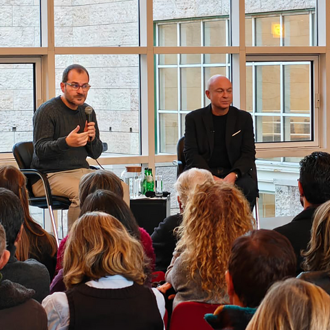 converser avec Tiago Bartolomeu Costa (critique, chercheurs; programmateur et opérateur culturel portugais) et Simon Brook.